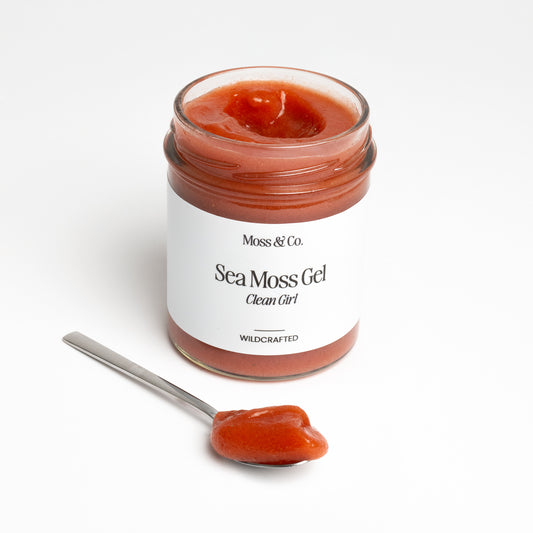 Kvinna med rakt hår som använder Moss & Co. Sea Moss Gel för en ren och frisk look, visad i en modern inomhusmiljö.