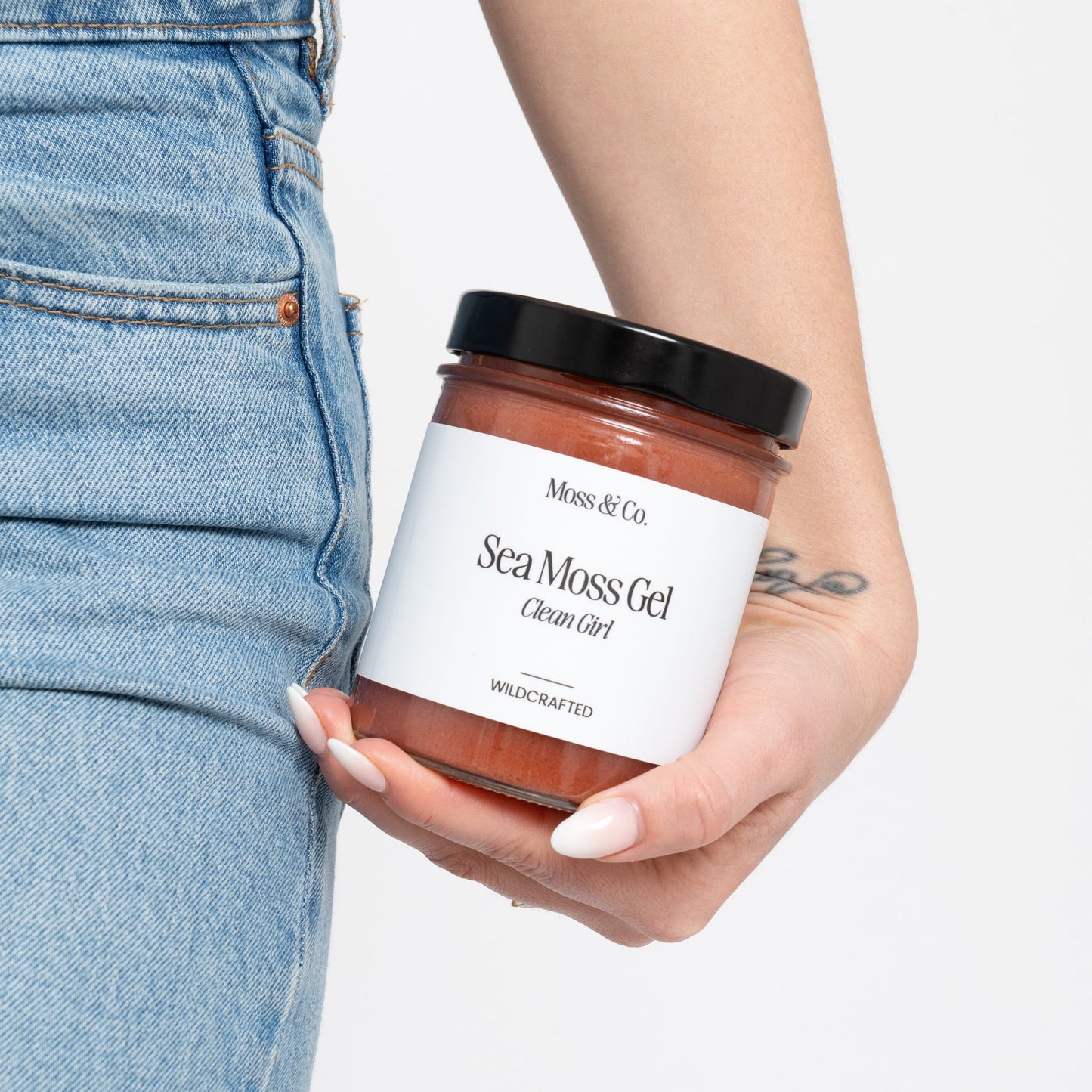 Sea Moss Gel från Moss & Co. i glasburk, visar den gröna gelen i ett öppet skåp eller på ett bord.