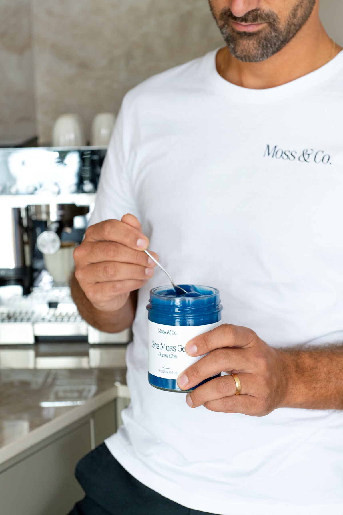 Sea moss gel från Moss & Co. som visar en burk med Ocean Glow-produkten på en vit bakgrund.