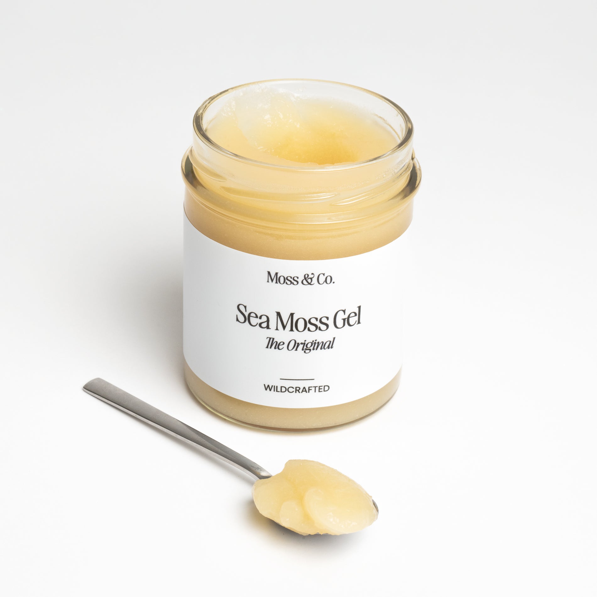 Kalla, röda Sea Moss Gel från Moss & Co. i glasburk, visar den krämiga texturen och naturliga färgen.