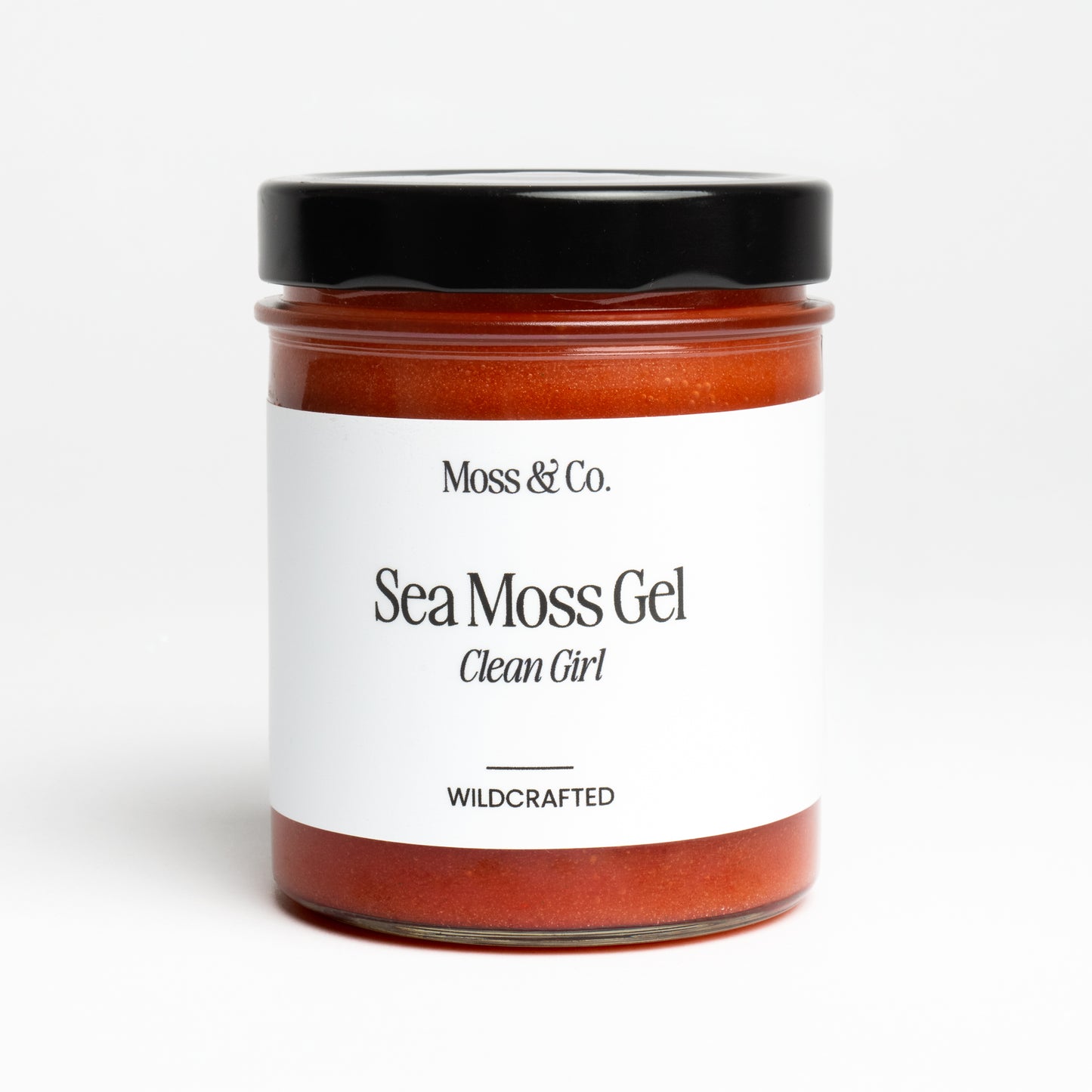 Sea Moss gel från Moss & Co. i en glasburk, tydlig etikett, naturlig konsistens och färg, på en vit bakgrund.