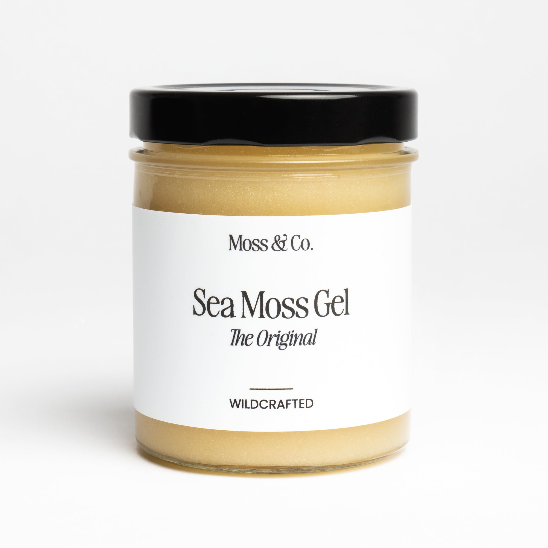 Sea moss gel från Moss & Co. i en glasburk, visar den röda färgen och krämiga konsistensen av produkten.