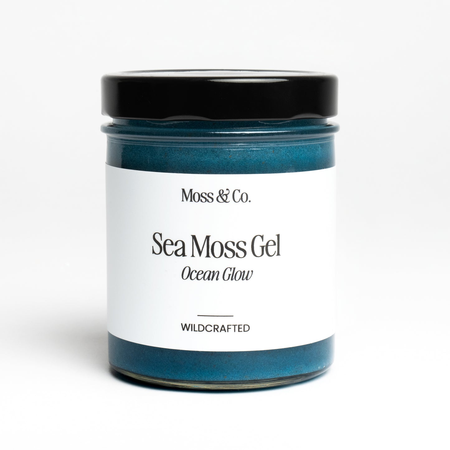 Sea Moss Gel från Moss & Co., visad i en glasburk med grönt gelé, på en träbänk med naturligt ljus.