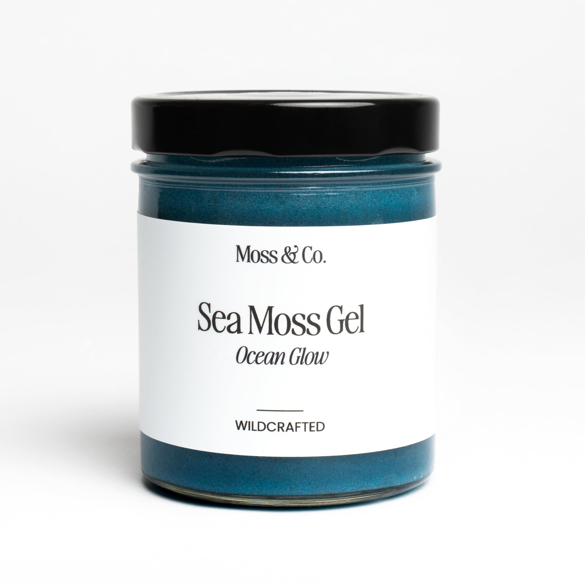 Sea Moss Gel från Moss & Co., visad i en glasburk med grönt gelé, på en träbänk med naturligt ljus.