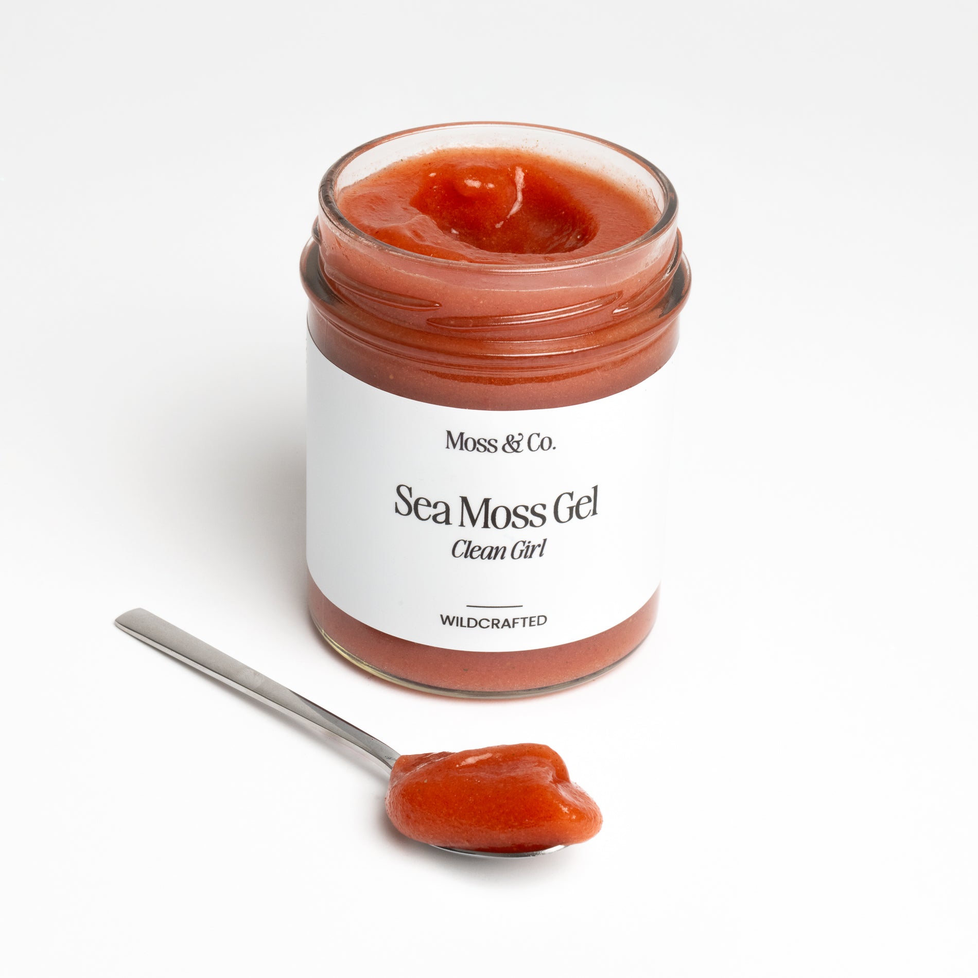 Kvinna med rakt hår som använder Moss & Co. Sea Moss Gel för en ren och frisk look, visad i en modern inomhusmiljö.