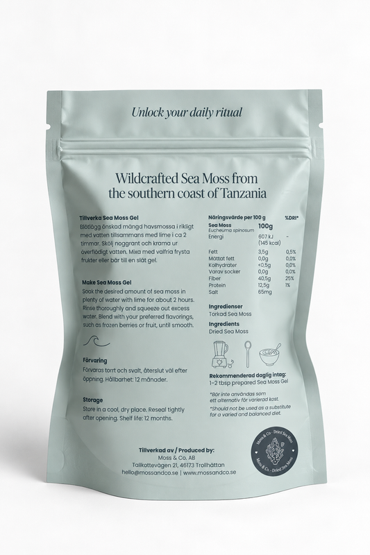 Torkad havsmossa från Moss & Co. i mintgrön färg, visar textur och form av torkad sea moss på bakgrund.