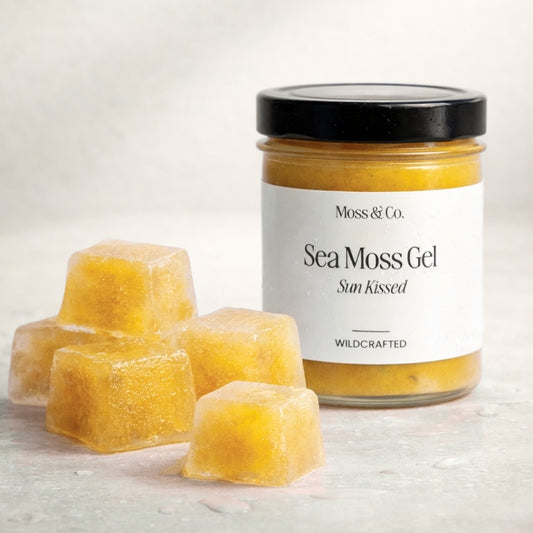 Iskub från Moss & Co. Ritual Cubes i trä med släta ytor och naturlig finish, perfekt för avkoppling och meditation.