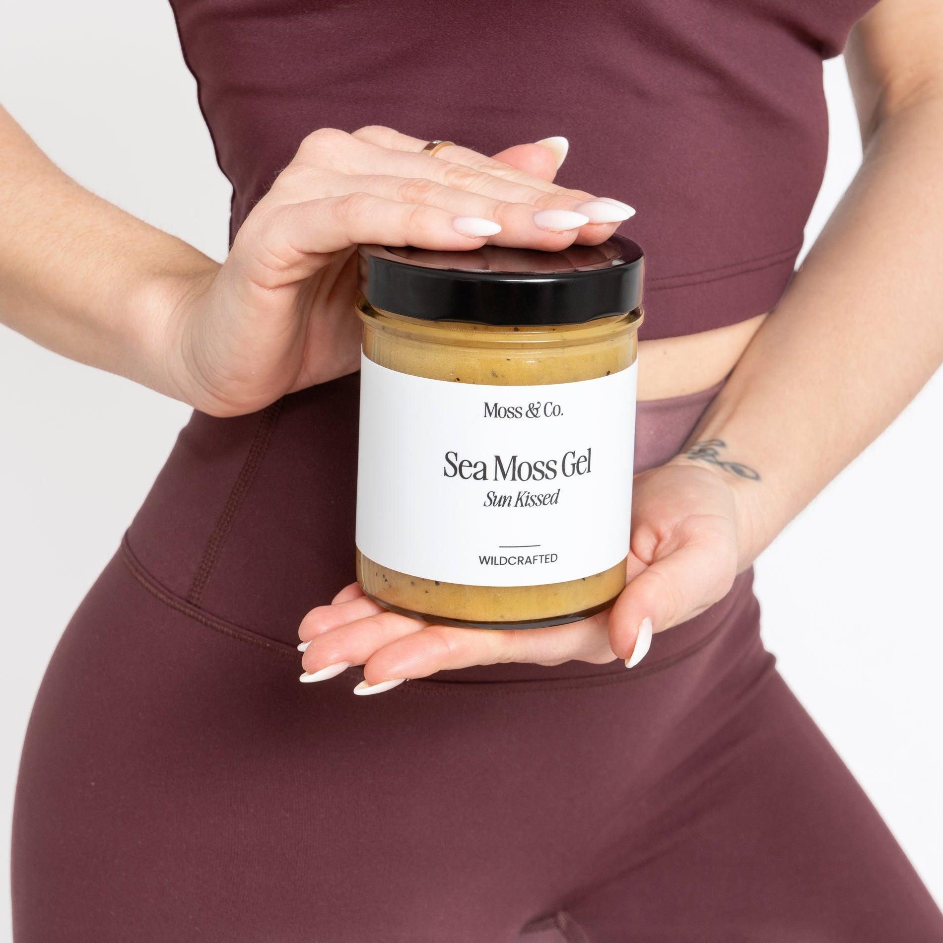 Gult havssalladgel från Moss & Co. med solkysst utseende, visad i en glasskål. Naturlig och frisk havssalladgel.